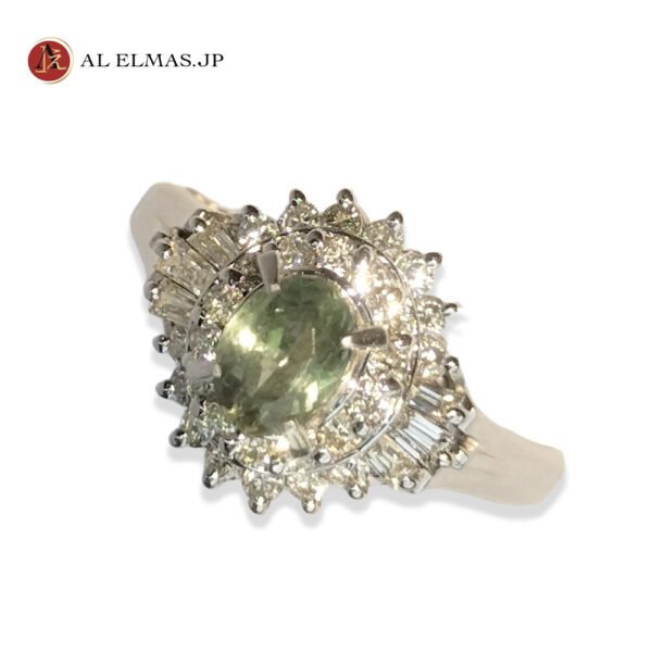 An elegant Pt900/K18 luxury ring featuring a rare natural Alexandrite